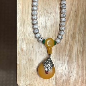 18 “ beaded necklace, has a blue bead on one side and red on the other side .